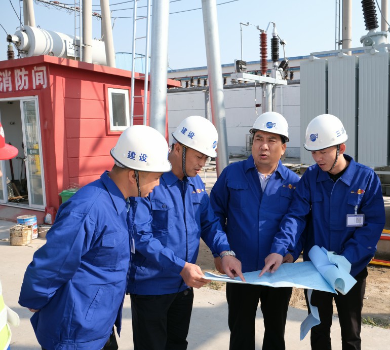 三源建設公司董事長(cháng)一行巡視在建項目